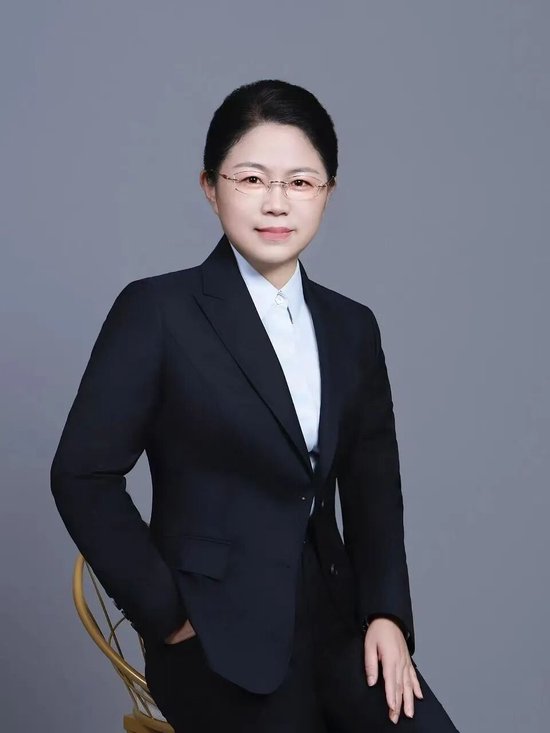 千亿公募董事长，她被聘为A股银行副行长